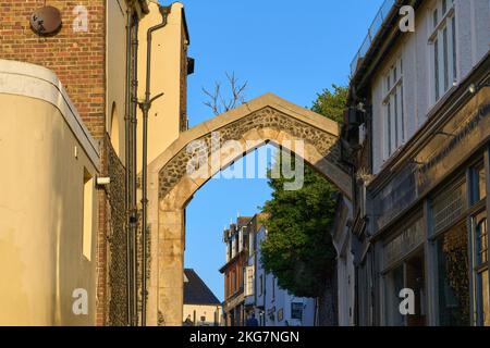 Broadstairs, Großbritannien - November 12 2022 - The York Gate in der Harbour Street Stockfoto