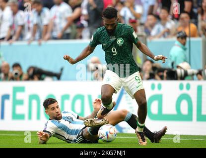 Die saudische Firas Al-Buraikan (rechts) und der argentinische Nicolas Otamendi kämpfen während des Spiels der FIFA-Weltmeisterschaft der Gruppe C im Lusail Stadium, Lusail, Katar, um den Ball. Bilddatum: Dienstag, 22. November 2022. Stockfoto