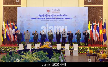 Siem Reap, Kambodscha. 22.. November 2022. Kambodschas Verteidigungsminister Tea Banh (5. l) posiert während des ASEAN-Treffens der Verteidigungsminister (ADMM) in Siem Reap, Kambodscha, am 22. November 2022, für ein Gruppenfoto mit anderen Verteidigungsministern der Association of Southeast Asian Nations (ASEAN). Banh rief am Dienstag zu kollektiven Anstrengungen und Solidarität auf, um die wichtigsten Herausforderungen für die Sicherheit in der ASEAN anzugehen. Quelle: Van Pov/Xinhua/Alamy Live News Stockfoto