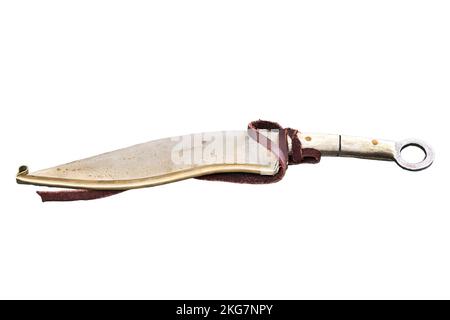 Ein alter römischer Retro-Dolch in einer Hülle, eine alte, schuppige Rüstung zum Schutz des Körpers, isoliert auf weißem Hintergrund Stockfoto