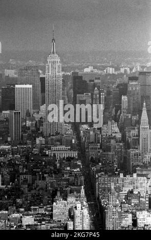 Der Blick auf die Fifth Avenue in Richtung Empire State Building und anderen Wolkenkratzern in New York City, im Winter von der Spitze des World Trade Center. Stockfoto