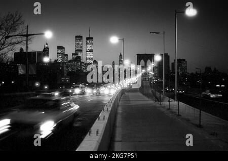 Ein Vintage-Bild. Ich nahm dies auf, was wahrscheinlich mein erster Besuch in den USA Anfang 1980s war. Es wurde von der Brooklyn Bridge, der Winterdämmerung, aufgenommen. It“ Stockfoto