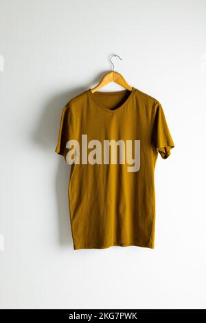 T-Shirt zum Aufhängen am Kleiderbügel und Kopierbereich auf weißem Hintergrund Stockfoto