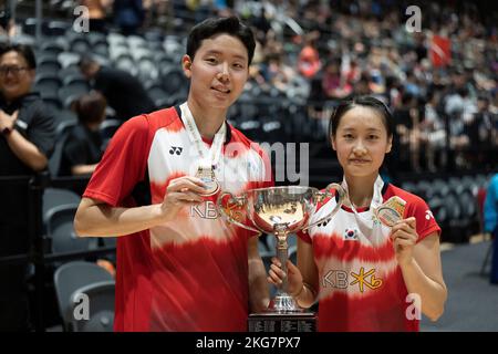 SYDNEY, AUSTRALIEN - NOVEMBER 20: SEO Seung Jae und Chae Yu Jung aus Korea halten die Trophäe, nachdem sie das Spiel der gemischten Doppel zwischen Korea und Korea gewonnen haben Stockfoto