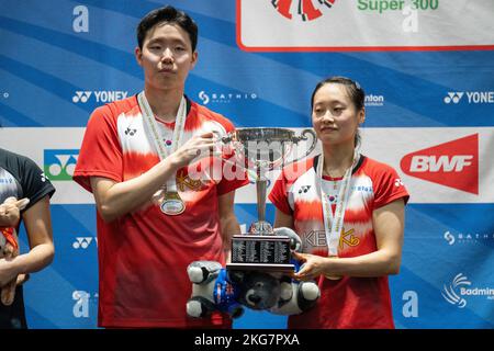 SYDNEY, AUSTRALIEN - NOVEMBER 20: SEO Seung Jae und Chae Yu Jung aus Korea halten die Trophäe, nachdem sie das Spiel der gemischten Doppel zwischen Korea und Korea gewonnen haben Stockfoto