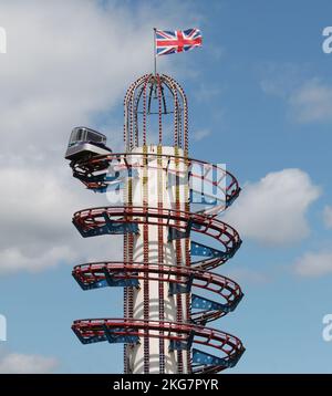 Ein Auto auf einer High Big Thrill Fun Fair Vergnügungsfahrt. Stockfoto