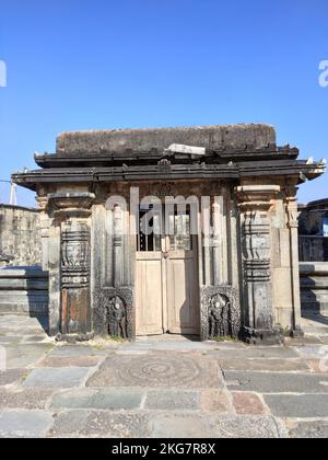 Eingang zum heiligen Stausee im Chennakeshava-Tempel in Belur. Stockfoto