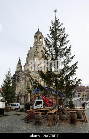 Dresden, Deutschland. 22.. November 2022. Vor der Dresdner Frauenkirche wurden 13 Fichten für den historischen Weihnachtsmarkt errichtet. Ein zentral gelegener Baum verursacht derzeit Spott und Lachen im Internet. Am Dienstag wurde die besonders leichte Fichte bereits repariert. Quelle: Daniel Schäfer/dpa/Alamy Live News Stockfoto