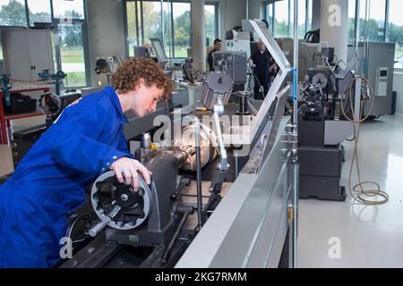 Sekundarschüler, der mit einer Drehmaschine arbeitet. 2018 holland. Vvbvanbree Fotografie Stockfoto