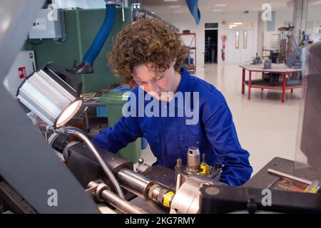 Sekundarschüler, der mit einer Drehmaschine arbeitet. 2018 holland. Vvbvanbree Fotografie Stockfoto