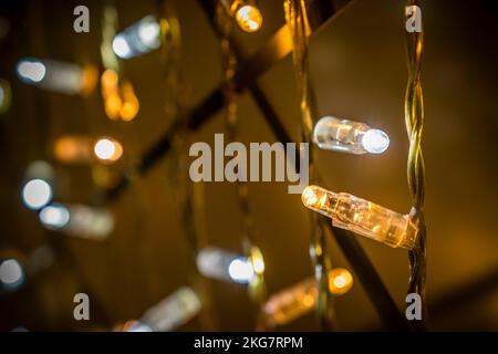 Ein Nahfoto von dekorativen Weihnachtslichtern Stockfoto