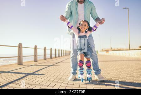 Mädchen, Vater und Park zum Schlittschuhlaufen, Lernen und Hände für Gleichgewicht, Pflege und Sicherheit auf Beton zu halten. Vater, Kind und Rollschuhe mit Unterricht in Stockfoto