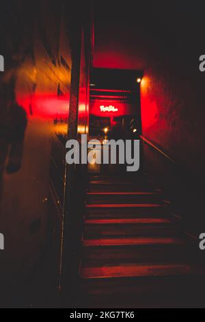 Treppen, die zum Konzertbereich im Pub führen Stockfoto
