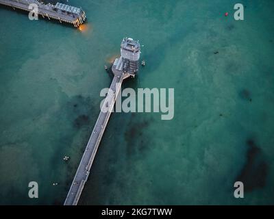 Eine Luftaufnahme des Moleturm-Aussichtsturms am Bodensee im Hafen von Friedrichshafen Stockfoto