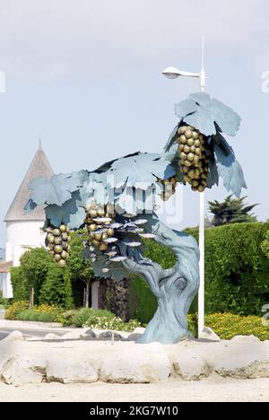 Ile d'Oleron in Frankreich: Die Weinskulptur in der Mitte des Kreisverkehrs am Eingang zu St-Pierre-d'Oleron. Stockfoto