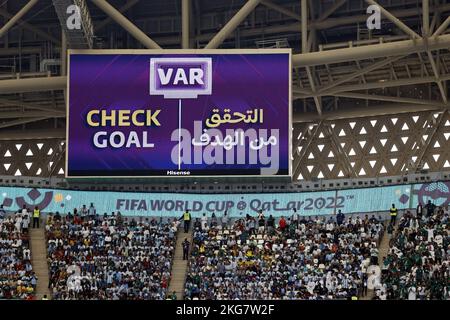 Lusail City, Katar. 22.. November 2022. LUSAIL CITY - Video Assistant Referee (VAR) während des FIFA World Cup Qatar 2022 Gruppe-C-Spiels zwischen Argentinien und Saudi-Arabien am 22. November 2022 im Lusail-Stadion in Lusail City, Katar. AP | Dutch Height | MAURICE OF STONE Credit: ANP/Alamy Live News Stockfoto