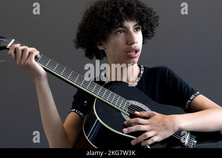 Schüler einer Sekundarschule spielt während des Musikunterrichts Gitarre. holland. Vvbvanbree Photografie. Stockfoto