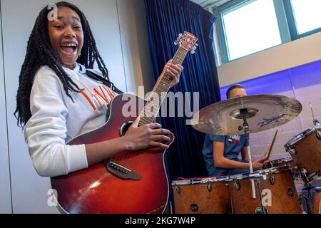 Schüler einer Sekundarschule spielt während des Musikunterrichts Gitarre. holland. Vvbvanbree Photografie. Stockfoto