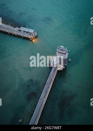 Eine Luftaufnahme des Moleturm-Aussichtsturms am Bodensee im Hafen von Friedrichshafen Stockfoto