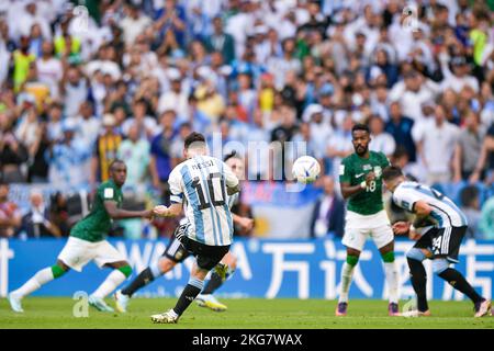 Lusail City, Katar. 22.. November 2022. LUSAIL CITY, KATAR – NOVEMBER 22: Lionel Messi aus Argentinien wird beim Freistoß während des Spiels der Gruppe C - FIFA World Cup Qatar 2022 zwischen Argentinien und Saudi-Arabien am 22. November 2022 im Lusail-Stadion in Lusail City, Katar, gesehen (Foto: Pablo Morano/BSR Agency) Credit: BSR Agency/Alamy Live News Stockfoto