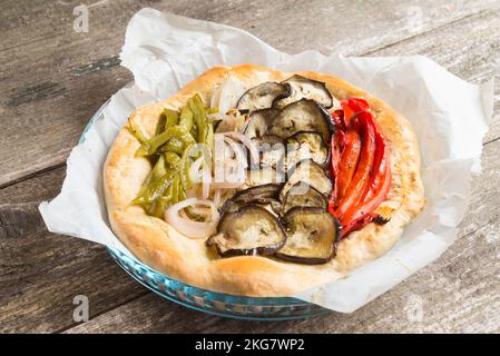 Vegetales Focaccia/Pizzabrot mit Gemüse Zwiebel, Pfeffer und Auberginen Stockfoto