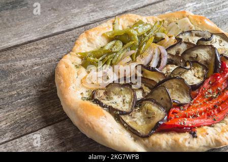 Vegetales Focaccia/Pizzabrot mit Gemüse Zwiebel, Pfeffer und Auberginen Stockfoto