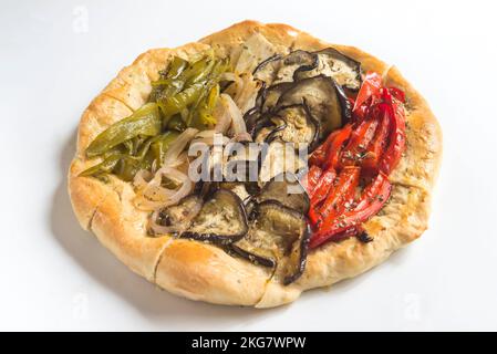 Vegetales Focaccia/Pizzabrot mit Gemüse Zwiebel, Pfeffer und Auberginen Stockfoto