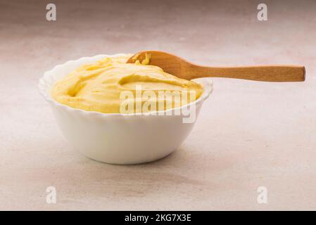 Polenta mit weißer Schale und Löffel Stockfoto
