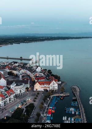 Eine Luftaufnahme von Friedrichshafen am Bodensee in Süddeutschland Stockfoto