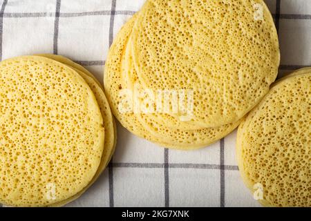 Draufsicht auf einen marokkanischen Pfannkuchen Baghrir, hausgemachter traditioneller Mühlenfräser für Ramadan Stockfoto