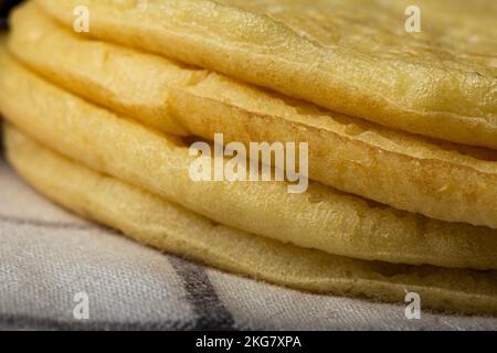 Nahaufnahme einer Reihe marokkanischer Pfannkuchen Stockfoto