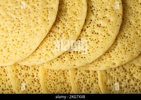 Draufsicht auf einen marokkanischen Pfannkuchen Baghrir, hausgemachter traditioneller Mühlenfräser für Ramadan Stockfoto