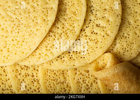 Draufsicht auf einen marokkanischen Pfannkuchen Baghrir, hausgemachter traditioneller Mühlenfräser für Ramadan Stockfoto