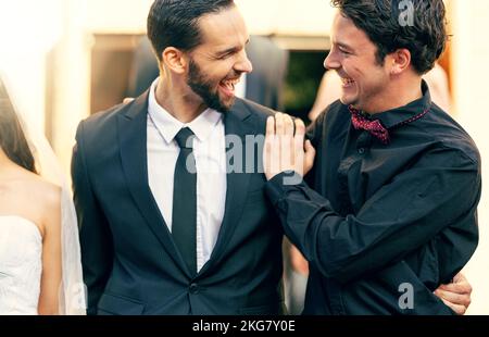 Hochzeit, Bräutigam und Freunde mit einem besten Mann und Mann an einem Hochzeitstag für eine Feier. Glücklich, lachen und Tradition mit einem Bräutigam und Stockfoto