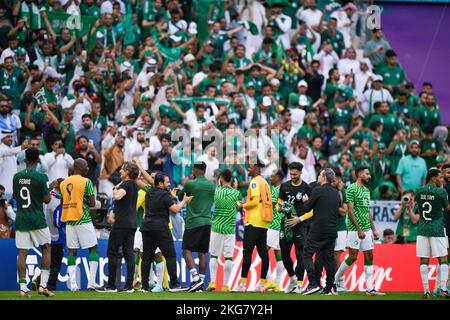 Lusail City, Katar. 22.. November 2022. LUSAIL CITY, KATAR - 22. NOVEMBER: Spieler Saudi-Arabiens feiern ihren Sieg während des Spiels der Gruppe C - FIFA World Cup Qatar 2022 zwischen Argentinien und Saudi-Arabien im Lusail Stadium am 22. November 2022 in Lusail City, Katar (Foto: Pablo Morano/BSR Agency) Kredit: BSR Agency/Alamy Live News Stockfoto