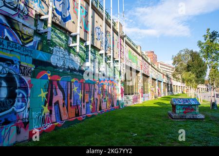 Straßenkunst und Graffiti an den Mauern des Donaukanals in Wien, Österreich Europa EU Stockfoto