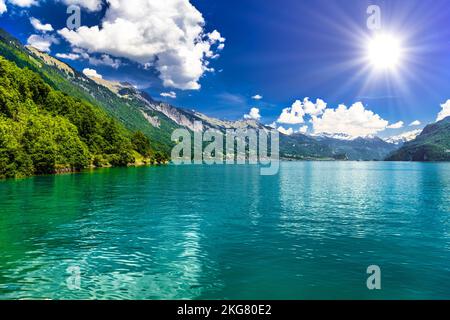 Klar transparent Azure Lake Brienz in Oberried am Brienzersee, Interlaken-Oberhasli, Bern, Schweiz Stockfoto