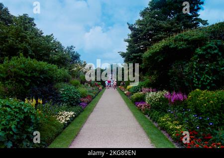 Nymans Gardens in West Sussex. Ein National Trust Eigentum, aufgenommen auf Film in den 1990er. Stockfoto