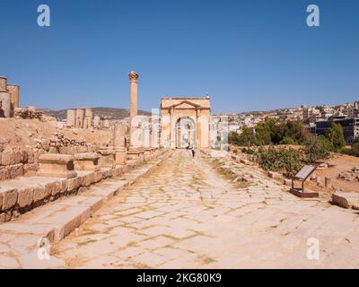 Malerische Ansicht der Ruinen einer alten Stadt, Details der berühmten historischen Nord Tetrapylon, alte römische Struktur in Jerash, Jordanien. Stockfoto