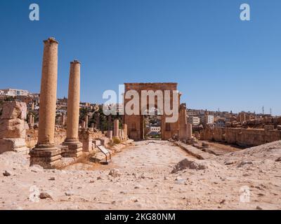 Malerische Ansicht der Ruinen einer alten Stadt, Details der berühmten historischen Nord Tetrapylon, alte römische Struktur in Jerash, Jordanien. Stockfoto