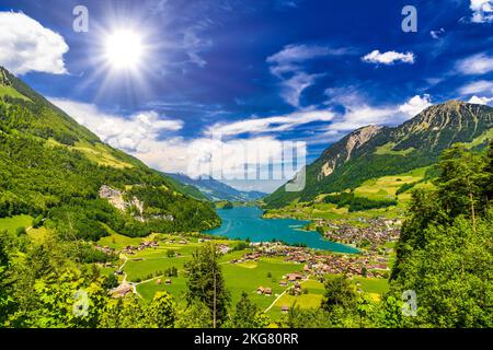 Dorf in der Nähe von See, Lungern, Firma Lungerersee, Obwalden Schweiz Stockfoto