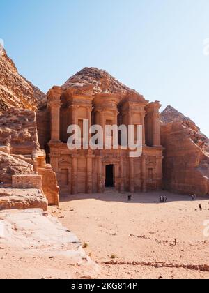 Eine vertikale Aufnahme eines antiken archäologischen Tempels im historischen Petra in Jordanien Stockfoto