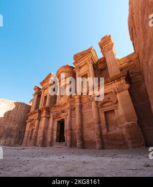 Eine vertikale Aufnahme eines antiken archäologischen Tempels im historischen Petra in Jordanien Stockfoto