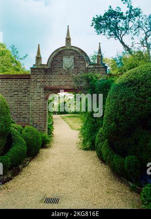 Nymans Gardens in West Sussex. Ein National Trust Eigentum, aufgenommen auf Film in den 1990er. Stockfoto