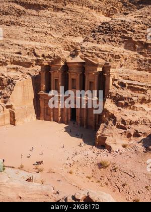 Eine vertikale Aufnahme eines antiken archäologischen Tempels im historischen Petra in Jordanien Stockfoto