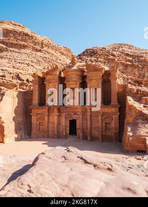 Eine vertikale Aufnahme eines antiken archäologischen Tempels im historischen Petra in Jordanien Stockfoto