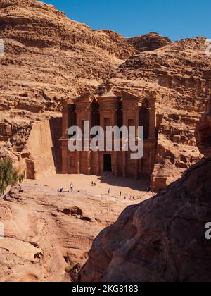 Eine vertikale Aufnahme eines antiken archäologischen Tempels im historischen Petra in Jordanien Stockfoto