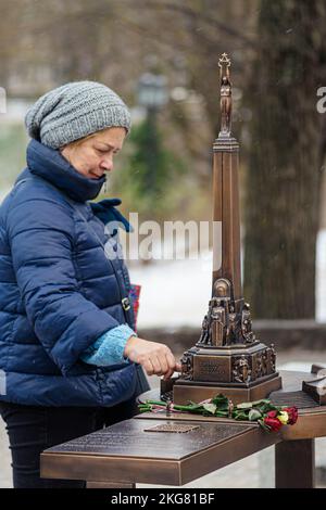 Taktile Bronze Miniaturkopie des Freiheitsdenkmals für Blinde, Denkmal zu Ehren der Soldaten, die während des lettischen Unabhängigkeitskriegs getötet wurden, Symbol Stockfoto