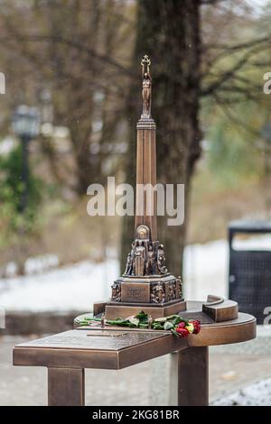 Taktile Bronze Miniaturkopie des Freiheitsdenkmals für Blinde, Denkmal zu Ehren der Soldaten, die während des lettischen Unabhängigkeitskriegs getötet wurden, Symbol Stockfoto