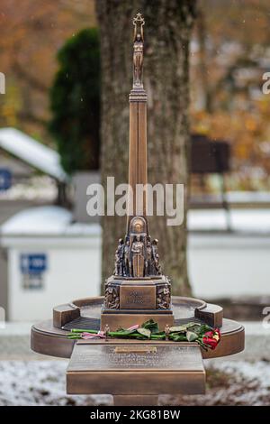 Taktile Bronze Miniaturkopie des Freiheitsdenkmals für Blinde, Denkmal zu Ehren der Soldaten, die während des lettischen Unabhängigkeitskriegs getötet wurden, Symbol Stockfoto